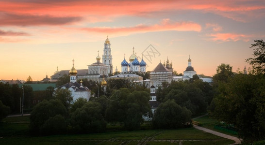 文化俄罗斯谢尔吉耶夫镇黄昏的三一圣塞尔吉修道院日出家图片