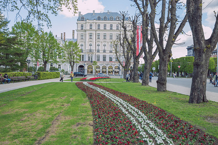 奥地利驾驶旅行2019年5月7日拉脱维亚里加市拉脱维亚来自鲜花红白游客在街上行走图片