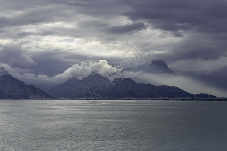 康雅尔蒂里维埃拉夏天安塔利亚湾和陶鲁斯山雨后多云的气候下图片