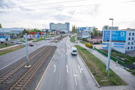 汽车跑道2019年4月6日带汽车电和建筑物的市街道旅行照片天目的地正方形背景