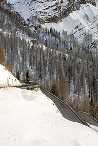 位于意大利北部多洛米特人高山口的一条公路顶峰天空明尼斯图片