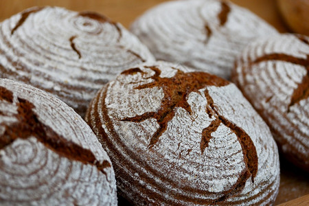 谷物可口麸传统黑面包圆形小山羊圈图片