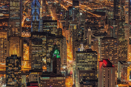 暮芝加哥城景和摩天大楼的紧闭建筑在夜间美国市中心天线航空观建筑与带有旅游概念水平的状态图片