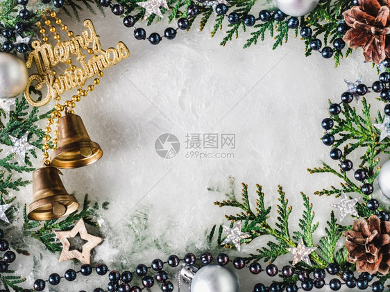 树空的新年和圣诞节奖章放在桌子上的圣诞和新年装饰从上到下特闭室内没有人为家庭亲戚朋友和同事祝贺在桌上的圣诞和新年装饰而庆贺海报图片