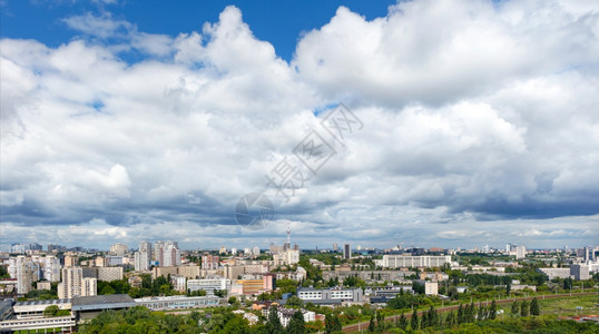 城市高的覆盖基辅居民区绿色公园和基辅全景电视塔Panorama住宅区绿色公园和电视塔上空高云天有层景观图片