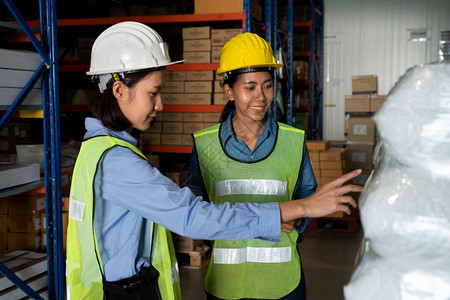 在仓库工作的女人物流供应链和仓库业务概念在仓库工作的女人职业命令管理图片