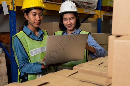 交货背心仓库管理员在工作的女人物流供应链和仓库业务概念在仓库工作的女人图片