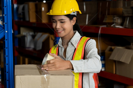 员工亚洲人在仓库作的女人物流供应链和仓库业务概念在仓库工作的女人装载机图片
