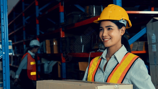 背心在仓库工作的女人物流供应链和仓库业务概念在仓库工作的女人厂图片