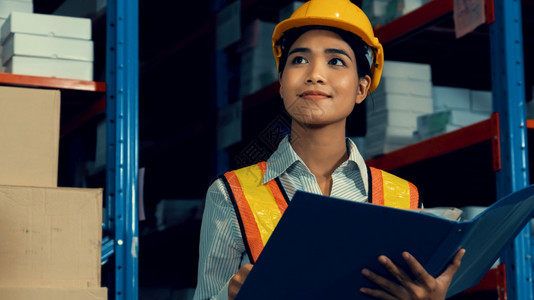 在仓库工作的女人物流供应链和仓库业务概念在仓库工作的女人公司出口职员图片