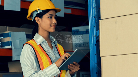 技术批发的派遣在仓库工作的女人物流供应链和仓库业务概念在仓库工作的女人图片