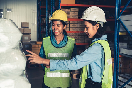 在仓库工作的女人物流供应链和仓库业务概念在仓库工作的女人士员公司图片