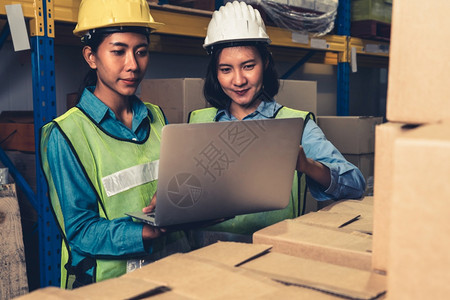 派遣在仓库工作的女人物流供应链和仓库业务概念在仓库工作的女人出口难的图片