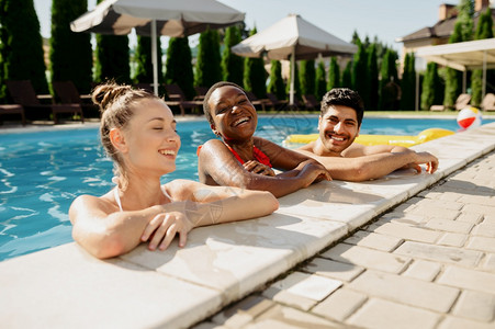 有饮料的朋友在泳池边摆姿势快乐的人在暑假玩得开心户外池畔的假日派对一男两女在晒日光浴有饮料的朋友在泳池边摆姿势缘太阳黑色的图片