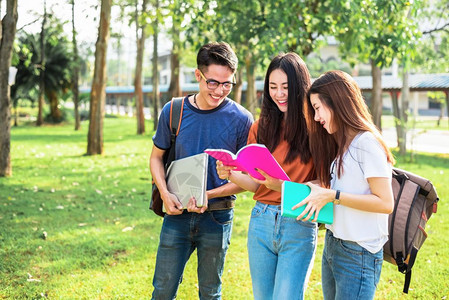 讨论学习的学生们图片