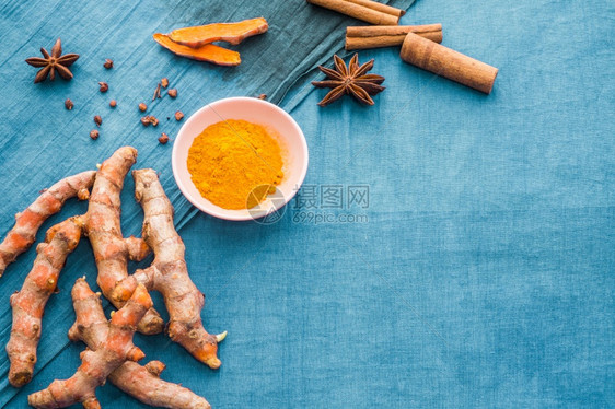 食物布局光蓝底有复制空间的顶端食料干香有机黄素卷新鲜根和粉末肉桂恒星火味以制造天然草药饮料和健康食品温暖的图片