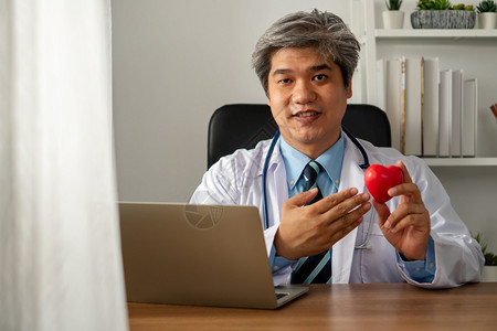 医院VlogAsia医生博客影响者在网络及社交媒体上为病人和学生提供心脏病教育的视频博客中录制影响力内容创作者概念在线上的内容创图片