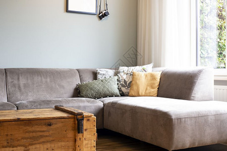 带灰色沙发和各种彩枕头的现代旧起居室目前趋势式木箱桌带有灰色沙发和各种彩枕头的现代后向型客厅当前趋势地面内部的里图片