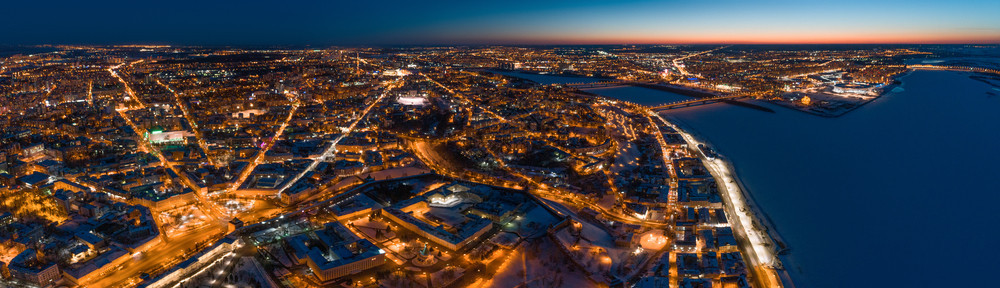 俄罗斯NizhnyNovgorod的航空全景夜间亮出Oka河和Volga与NizhnyNovgorod克里姆林宫的喷嘴汇合建造旅图片