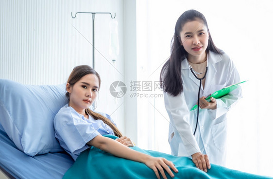 回访病人的女医生图片