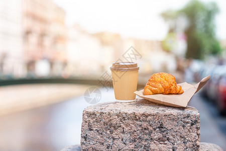 豆子喝在欧洲城市的长廊上享用咖啡和新鲜羊角面包的传统早餐户外咖啡和新鲜羊角面包的传统早餐杯子图片