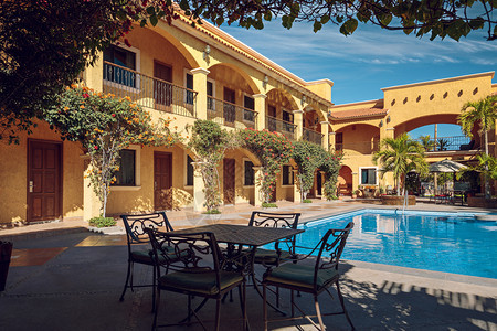 舒适传统的墨西哥人豪宅内院子用绿的游泳池热带拉普捷夫图片