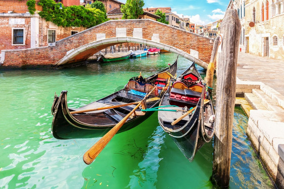 停泊在意大利威尼斯运河的吊船停泊在意大利威尼斯运河的吊船建造屋房图片