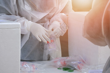 护士保的样品以健工作者的手为焦点正在收集截肢和唾液样本以在公共场所发现传染病患者图片