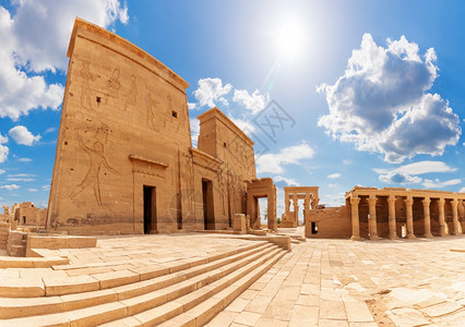 海一天自然埃及人伊西斯古老的菲莱神庙埃及阿斯旺伊西古老的菲莱圣殿埃及阿斯万阳光灿烂的全景考古学背景