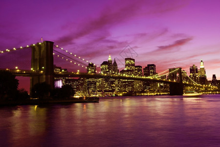 晚上大都会约克布鲁林桥和曼哈顿日落时纽约紫色音调图片