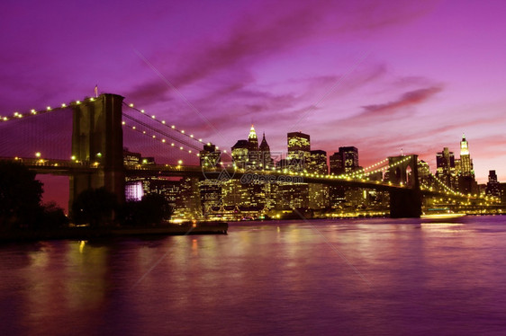晚上大都会约克布鲁林桥和曼哈顿日落时纽约紫色音调图片