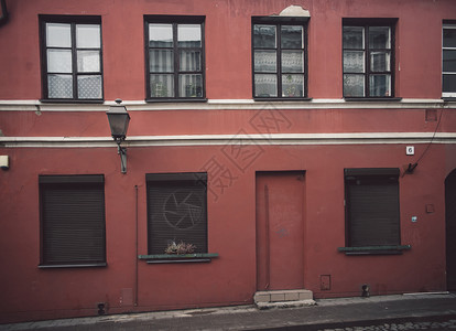 舒适巴黎在维尔纽斯老城的红式旧咖啡馆或店外棕色滚车阁楼图片