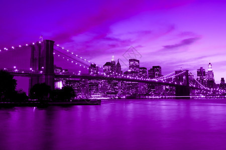 建筑学几何的布鲁克林大桥纽约紫色和蓝河图片