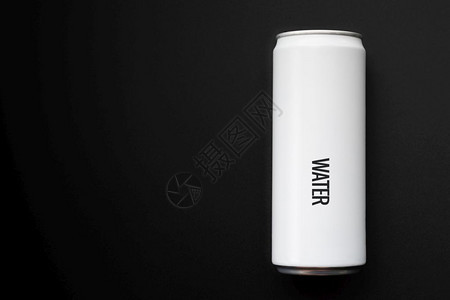 白罐可饮用能源隔绝在黑色背景上反射银酒鬼图片