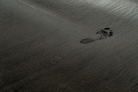 黑沙滩上的脚印图片