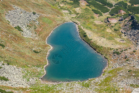 乌克兰喀尔巴阡山州贝内斯库湖Cerbeneskul乌克兰喀尔巴阡山脉中一座岩石谷Serene湖Berbeneskul的一个山湖全图片