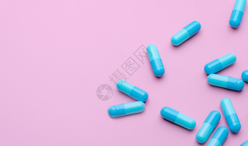 松弛剂传播于粉红背景的蓝色抗生素胶囊药丸物医业保健和学概念卫生预算Capsule制造业保健和医疗抗菌痛风图片