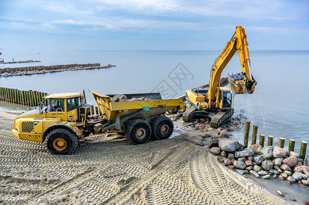 工程师建造卡车波罗的海加里宁格勒地区俄罗斯20年3月9日海上防波堤施工海滨设备和机械图片