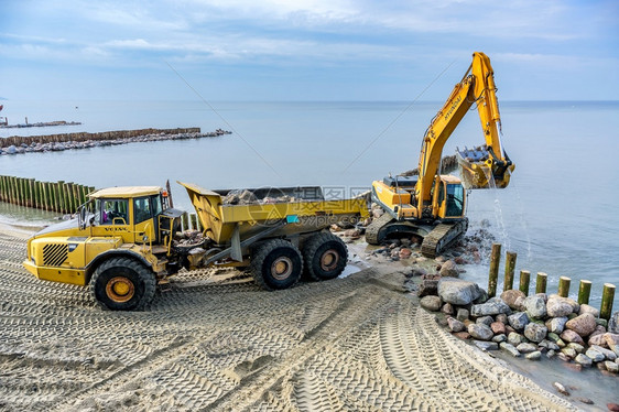 工程师建造卡车波罗的海加里宁格勒地区俄罗斯20年3月9日海上防波堤施工海滨设备和机械图片