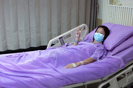 耐心仔细亚洲人愉快年轻的亚洲女患者微笑鼓励在病房住院治疗时感到