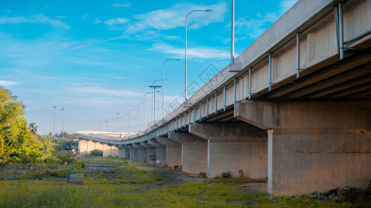 过境城市的高速公路混凝土结构绿色和清晰的蓝天风景视野下消失图片
