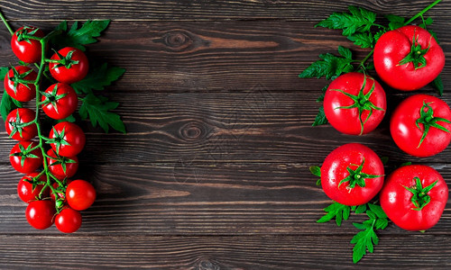维他命意大利语生物学新的大西红柿和一枝樱桃番茄其叶子在深木底的背景上在水滴小中里皮番茄复制空间文本在框架布局的中心图片