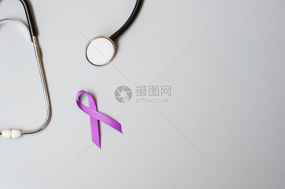 十月提高觉悟持有紫丝带和听诊器的妇女保健以及世界癌症日概念PancreaticCampon世界阿尔茨海默氏病癫痫狼疫和家庭暴力日图片
