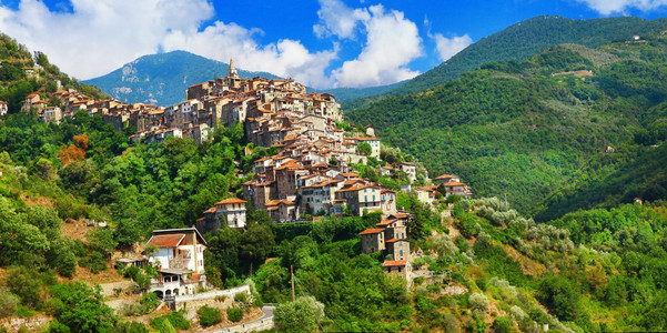 山坡旅游传统的中世纪山丘顶峰村意大利borgo村利古里亚的Apricate因佩里亚图片