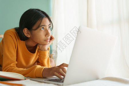 尽管数字的亚洲女透过互联网用笔记本电脑与辅导教师在网上学习早看房子外边时概念组织在家线学习上图片