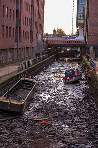 渠道垃圾卡斯尔菲德在曼彻斯特的罗克代尔运河景象英国在这里看到清空了水整体上这是在曼彻斯特和索比桥之间的一条可通航大运河图片