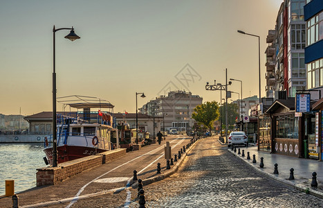 土耳其恰纳卡莱072319阳光明媚的夏日早晨土耳其恰纳卡莱市的堤防土耳其恰纳卡莱的堤防社论目地支撑图片