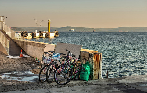 木马雕塑土耳其恰纳卡莱072319阳光明媚的夏日早晨土耳其恰纳卡莱市的堤防土耳其恰纳卡莱的堤防雕像图片