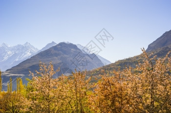 季节亚洲巴基斯坦北部地区秋季的Hunza山谷美丽的地貌景观爬坡道图片