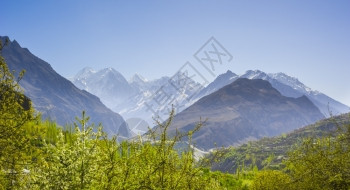 喀喇昆仑森林探险家巴基斯坦北部地区秋季的Hunza山谷美丽的地貌景观图片
